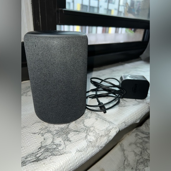 Echo (3rd Gen)- Smart speaker with Alexa- Charcoal - Picture 1 of 7